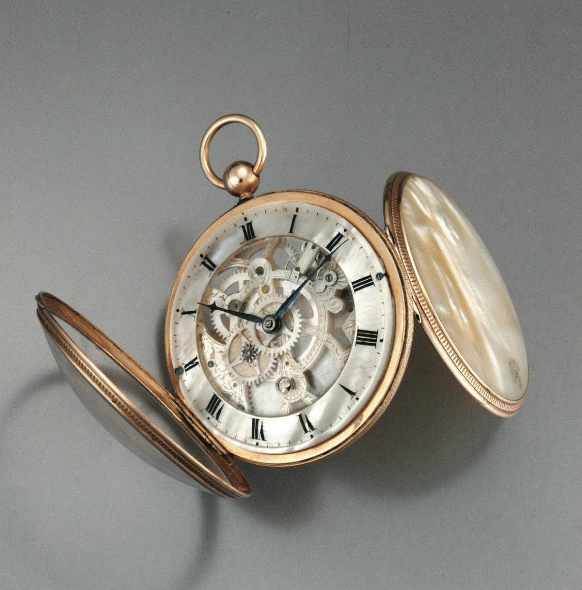 Round watch entirely made of mother-of-pearl (MIH I-141)