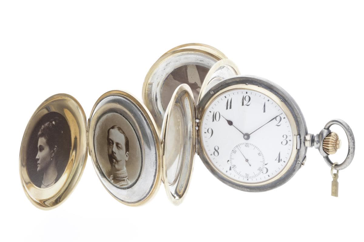 Watch with folding photograph holder (MIH I-431)