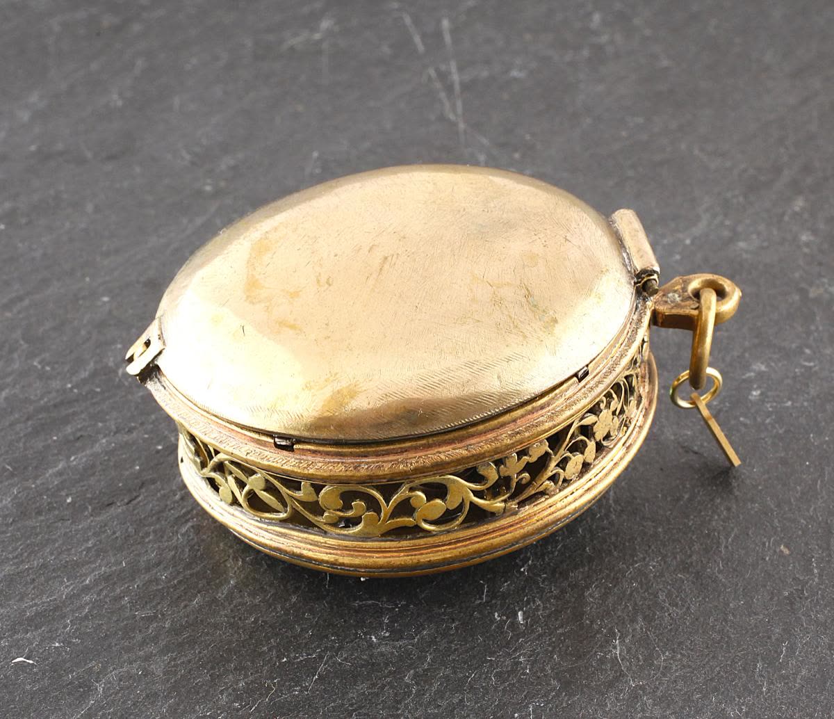 Oval pocket watch (MIH I-3)