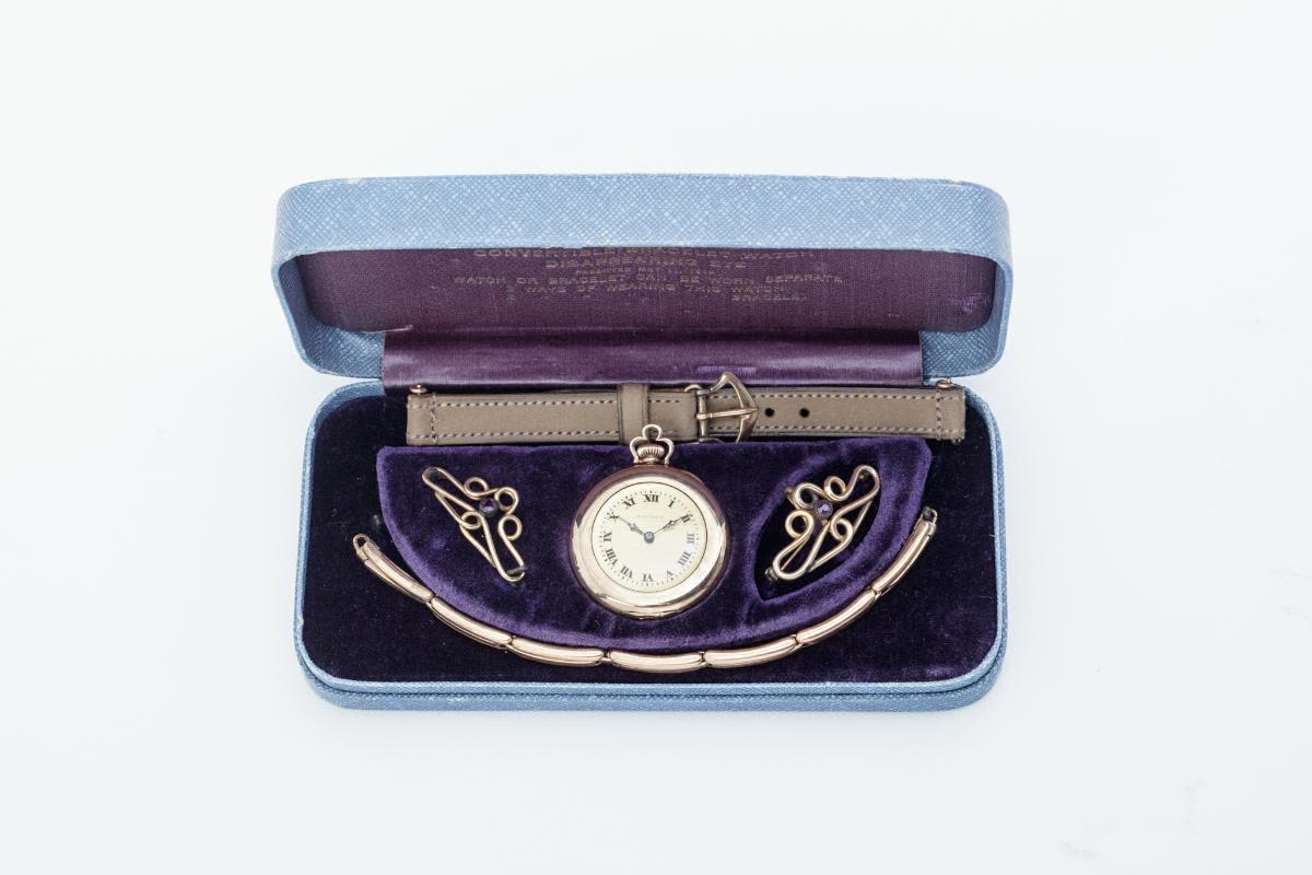 The case is polished rolled metal (MIH I-1109)