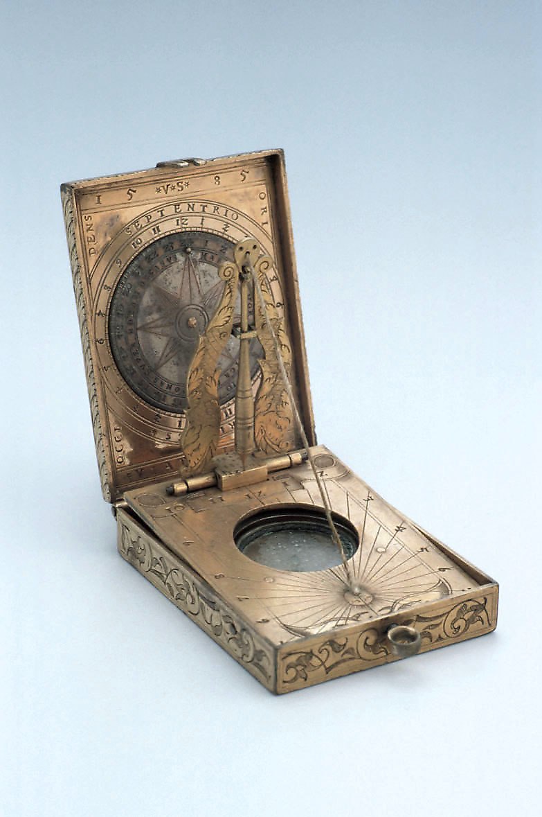 The inclining dial showing the string gnomon, fish-shaped support, compass, and internal volvelle.