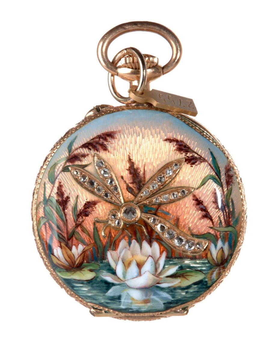 Gold case covered with translucent enamel, with painted decoration representing a water lily at the center and reeds at the sides (MIH I-2755)