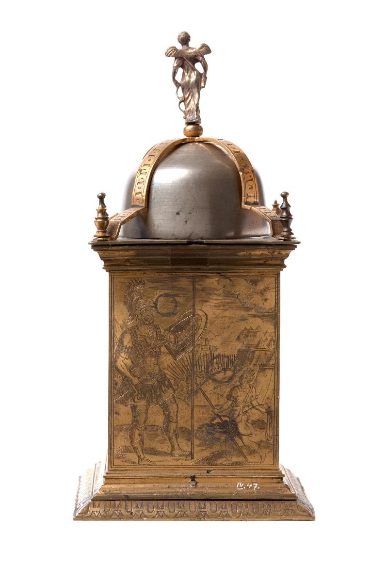 Striking table clock (MIH IV-47)