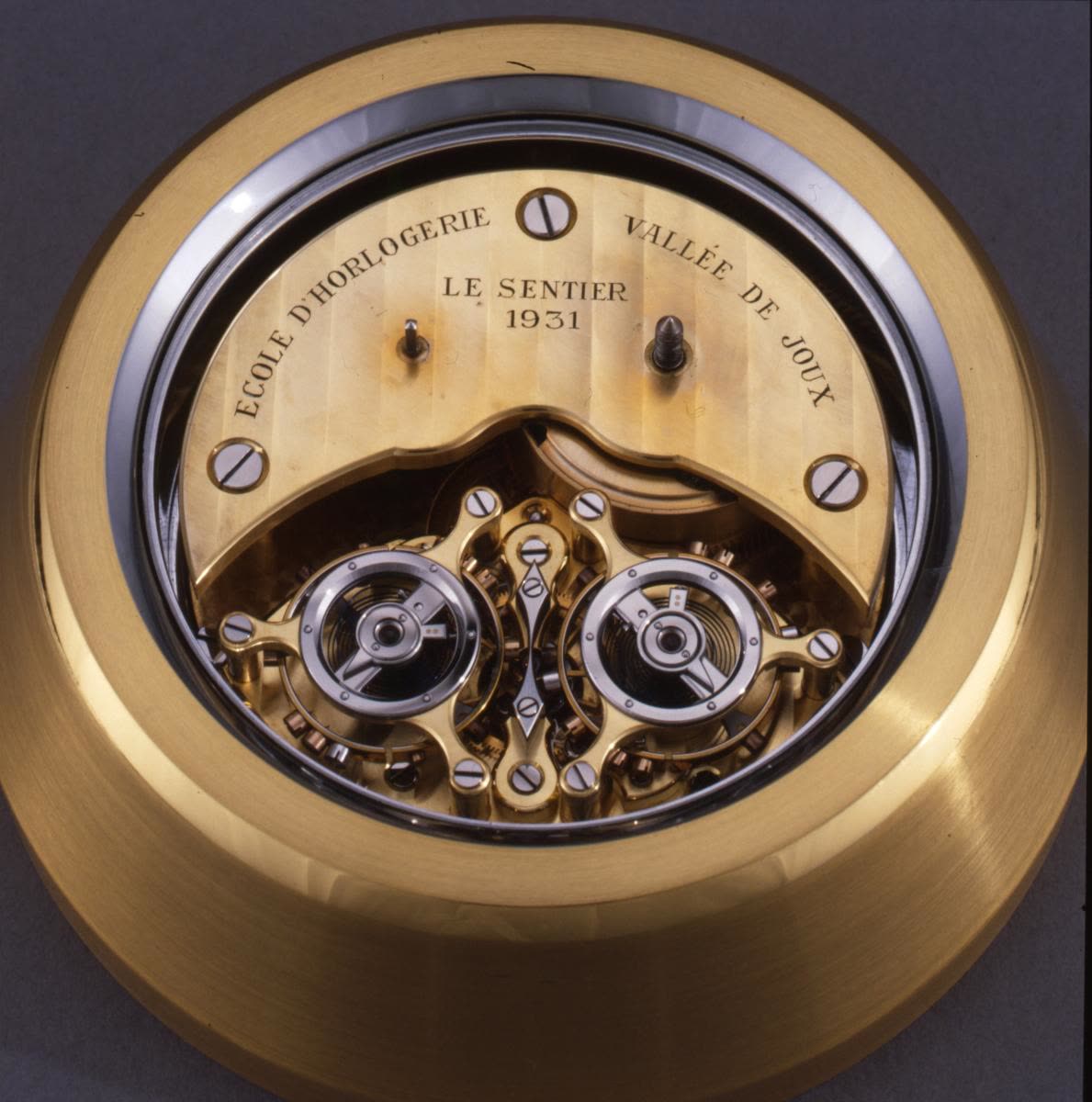 Movement with a single barrel, equipped with two escapements and two balance wheels, driven by a differential mechanism (MIH I-366)