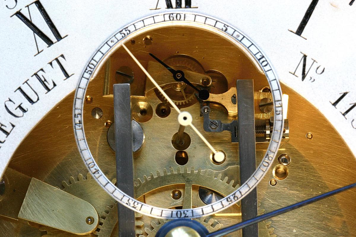 The nickel-plated metal case has glass on all four sides (MIH IV-337)