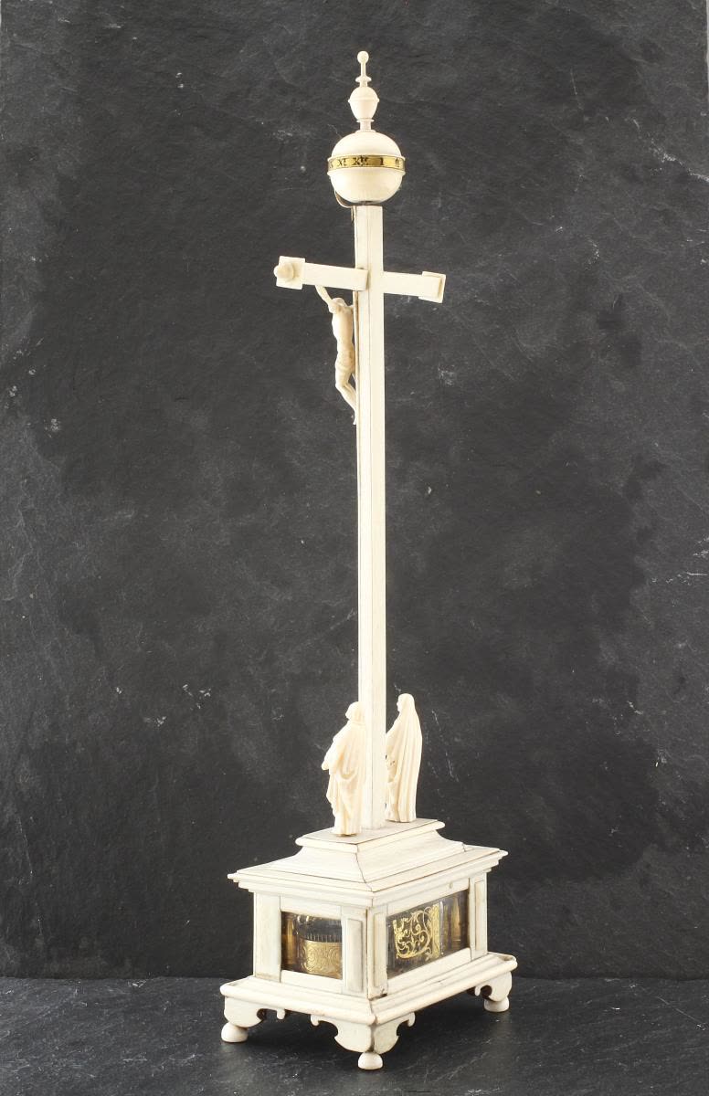 Horloge de table en forme de crucifix (MIH IV-519)