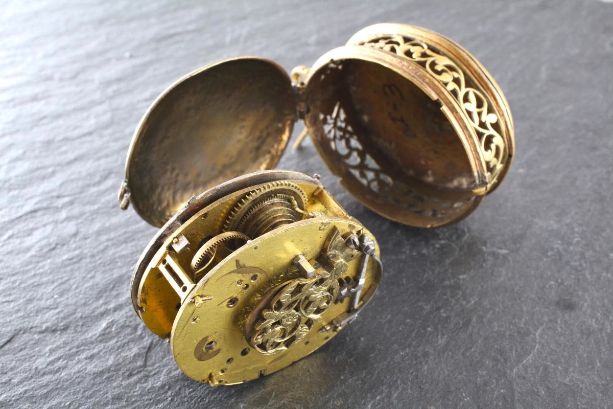 Oval pocket watch (MIH I-3)