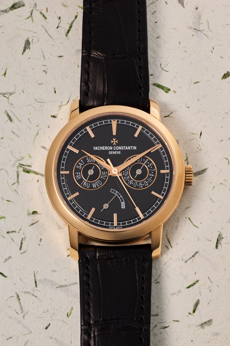 Dial and front view of the Vacheron Constantin Ref. 85290/000R-B209 on black strap