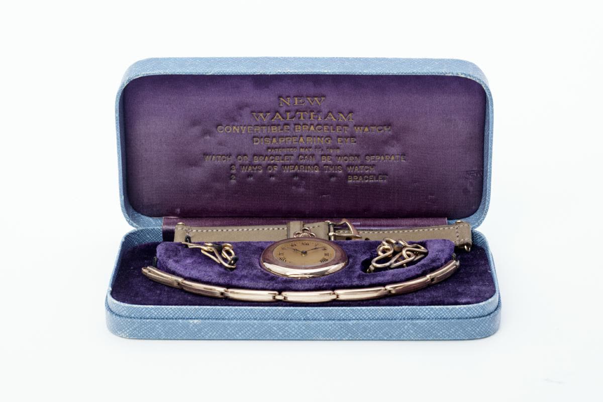 The case is polished rolled metal (MIH I-1109)
