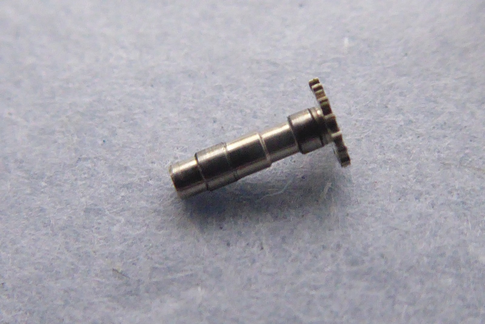 Detached cannon pinion from a Seiko Bell-Matic 4006A workshop record — hollow shaft and pinion teeth; source captions this repair stage as cannon pinion tightened