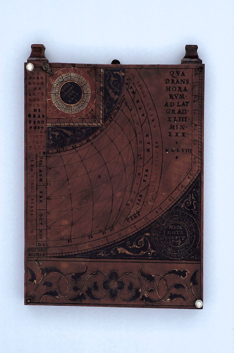 Horary quadrant face of the instrument showing the central grid, zodiacal circular scales, and peripheral inscriptions.