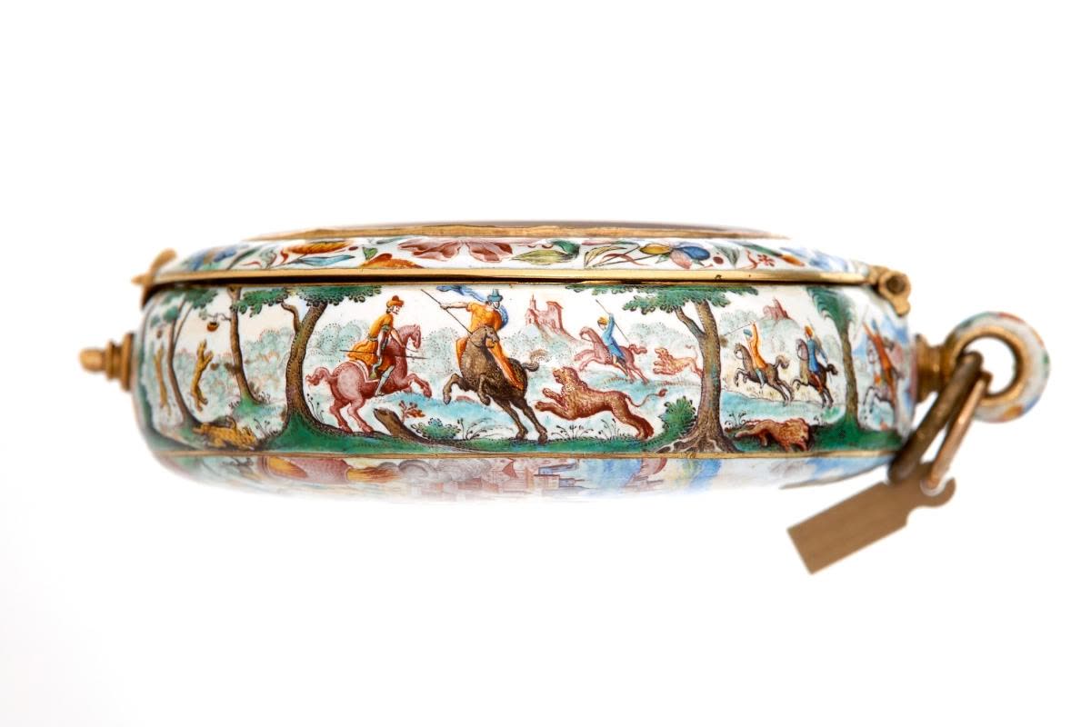 Round enamelled watch (MIH I-1331)