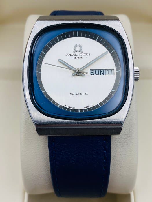 Front view of Solvil et Titus Genève automatic day-date wristwatch with blue dial border