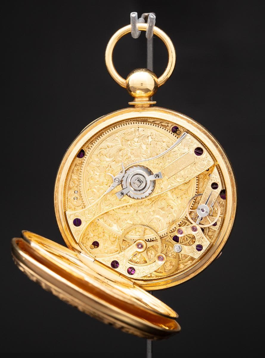 Montre en or ronde gravée (MIH I-171)