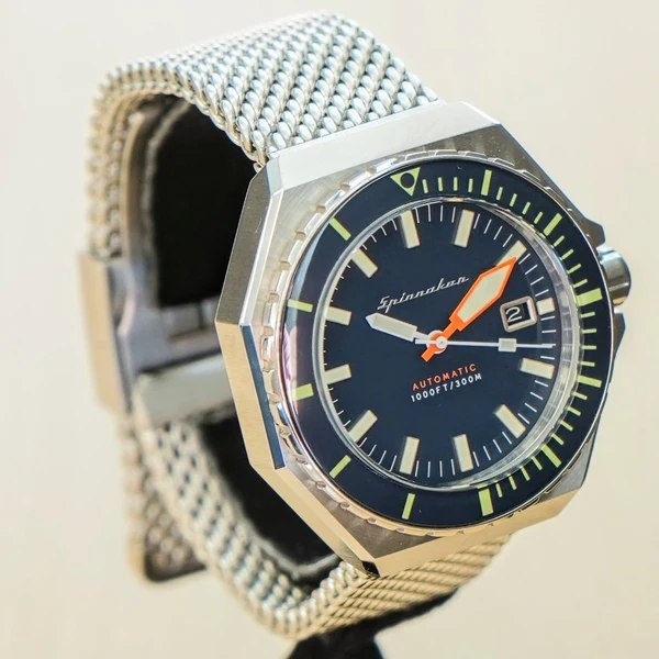 Three-quarter view of the Spinnaker Dumas diver wristwatch SP-5081 on mesh bracelet