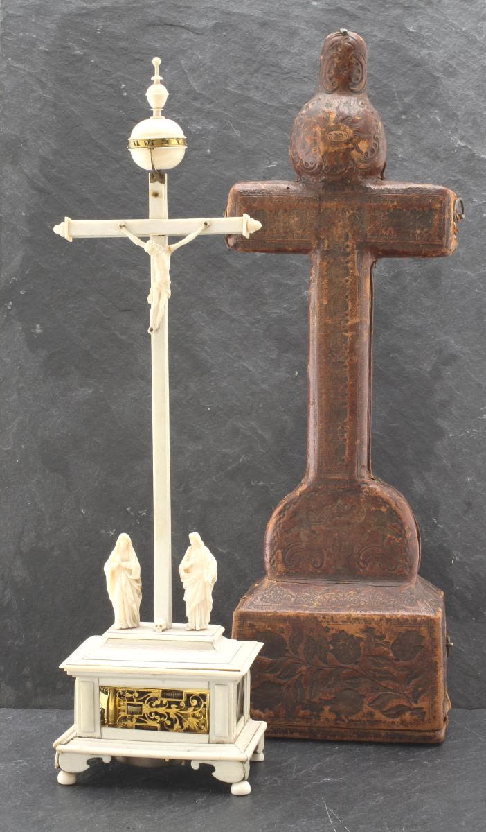 Horloge de table en forme de crucifix (MIH IV-519)