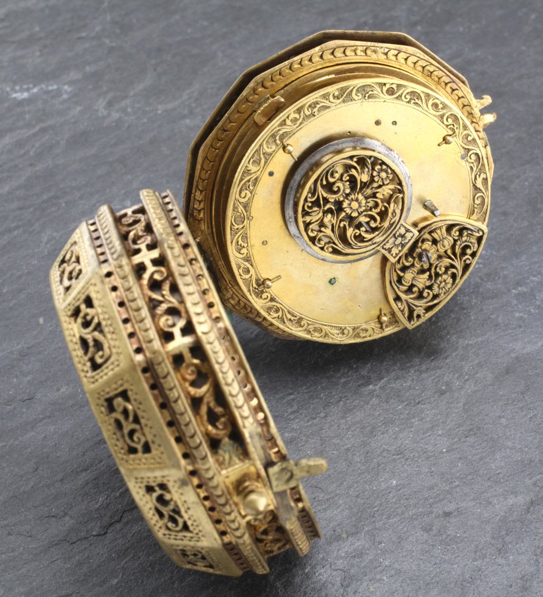 Striking watch with twelve-faceted case (MIH I-6)