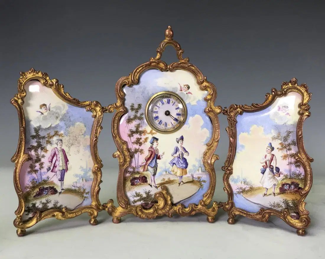 Front view of the three-fold enamel screen clock with inset central dial