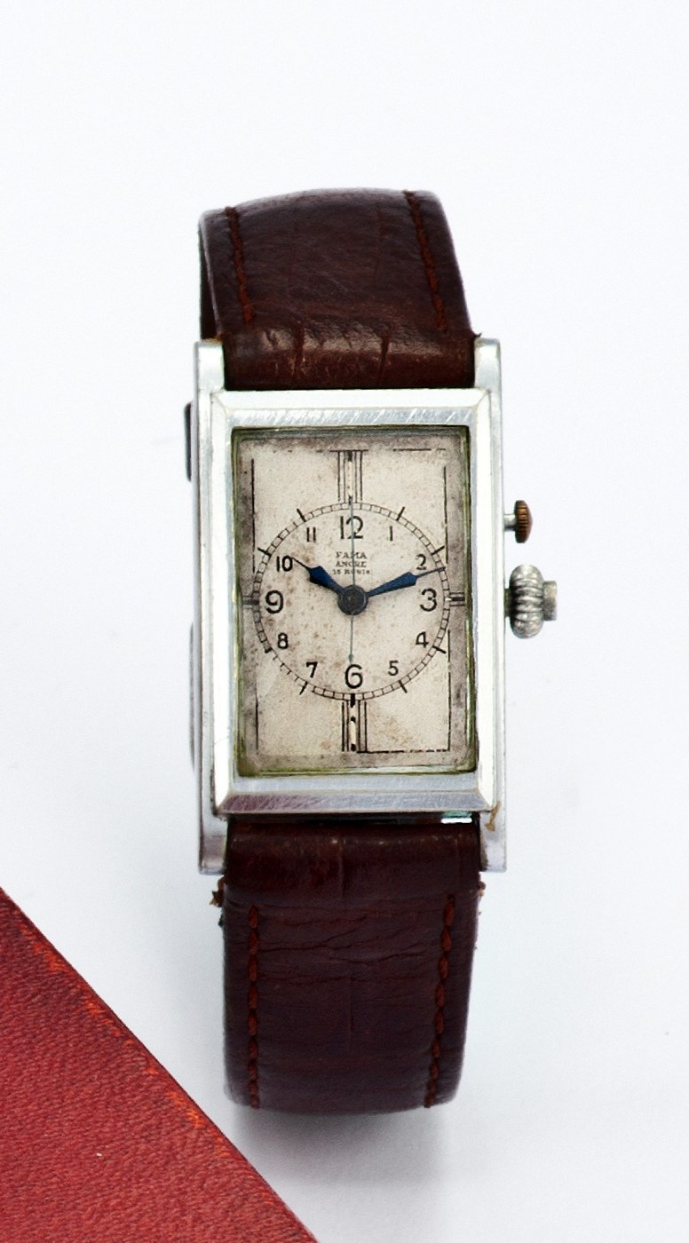 Front view of the Fama Ancre monopoussoir chronograph wristwatch.