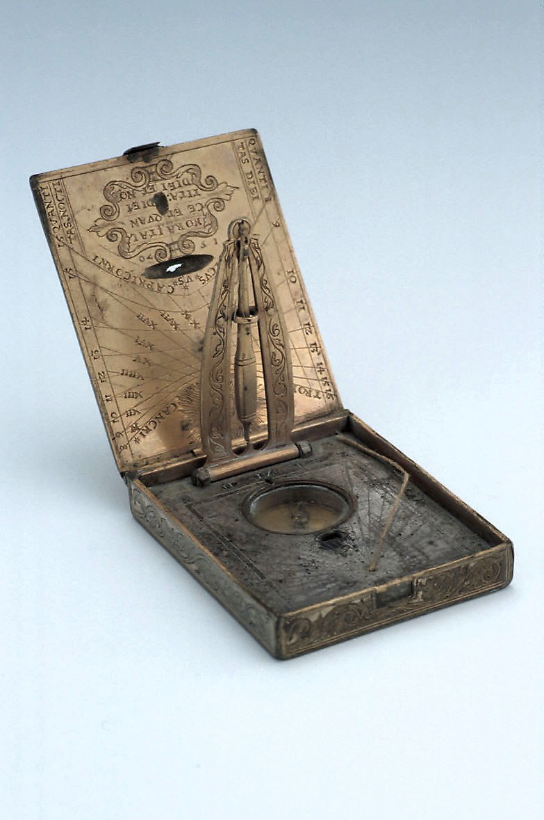 Horizontal sundial by Ulrich Schniep, 1570, viewed with the lid open to show the pin-gnomon and string-gnomon dial plates.