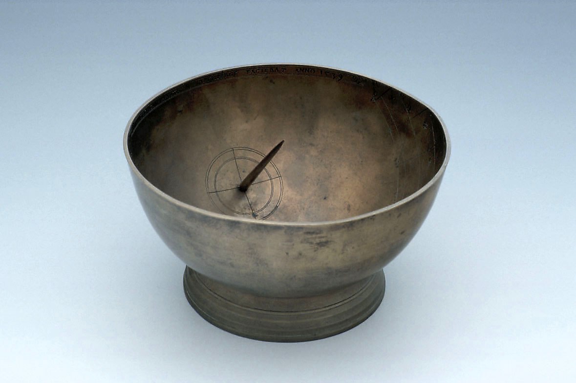 The scaphe dial viewed from the front, showing the internal bowl markings and the gnomon.
