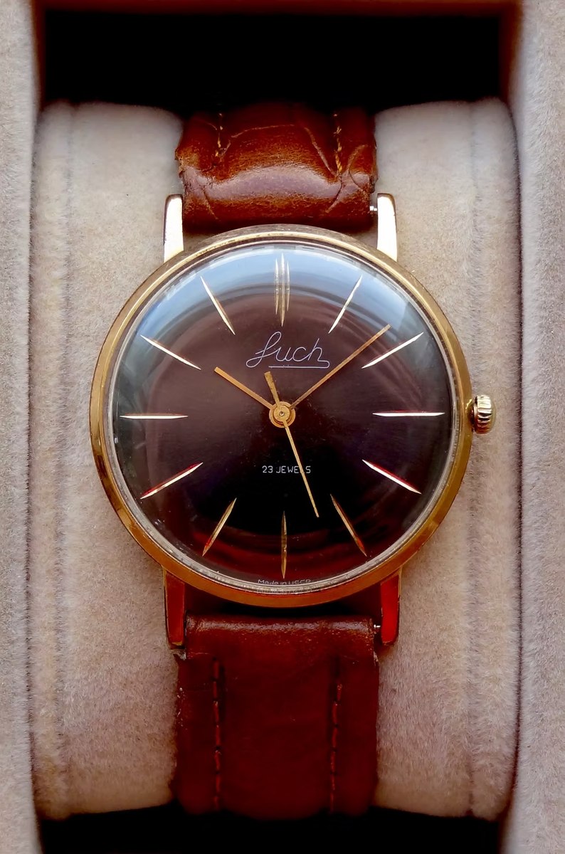 Dial and case view of the Luch caliber 2209 wristwatch