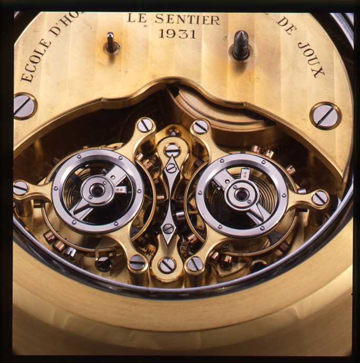 Movement with a single barrel, equipped with two escapements and two balance wheels, driven by a differential mechanism (MIH I-366)