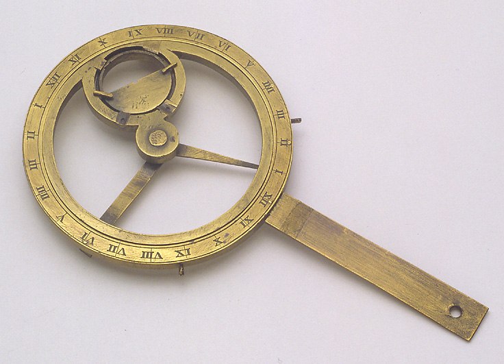 Overview of the brass nocturnal, inventory number 2500, displaying the central indexes and concentric ring arrangement.
