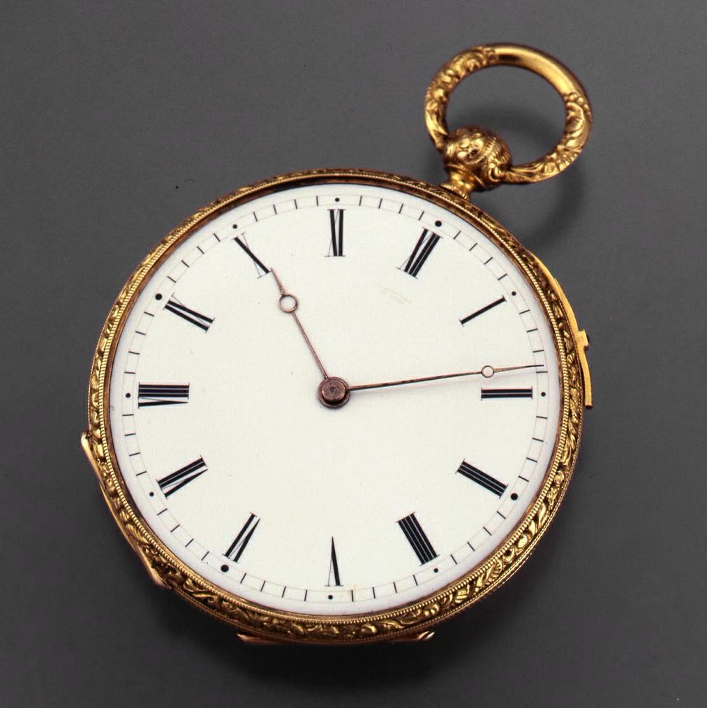 The back of the gold case is engine-turned with a barleycorn pattern (MIH I-180)