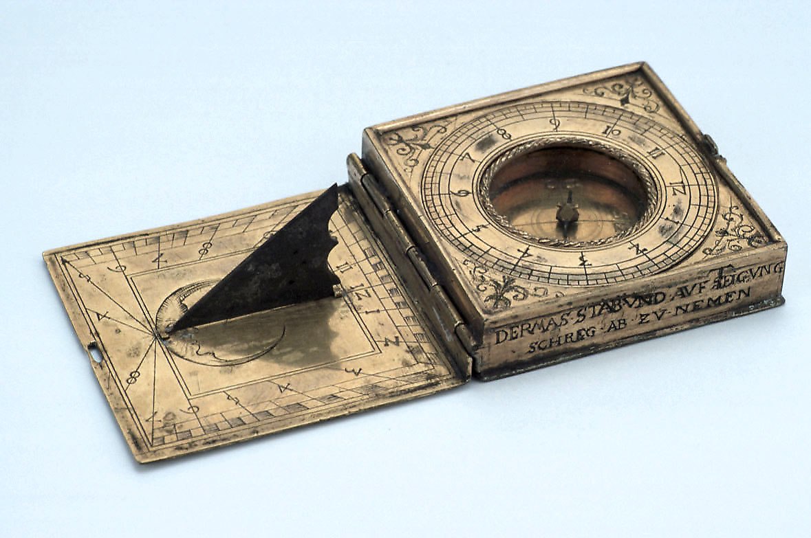 Horizontal dial showing the compass, gnomon, and hour scales.