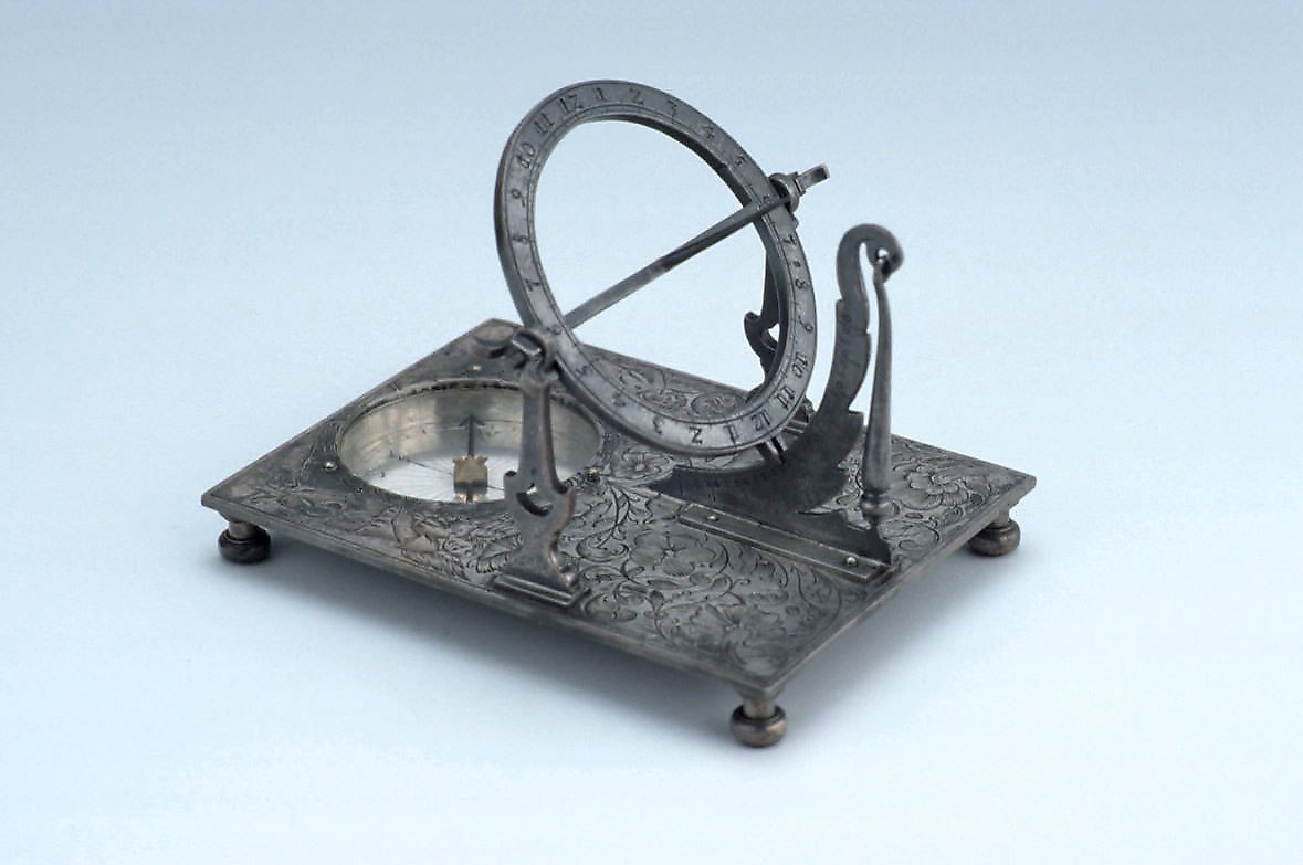 Equinoctial dial by Johann Christoph Keller, circa 1580, featuring a compass and adjustable latitude scale.