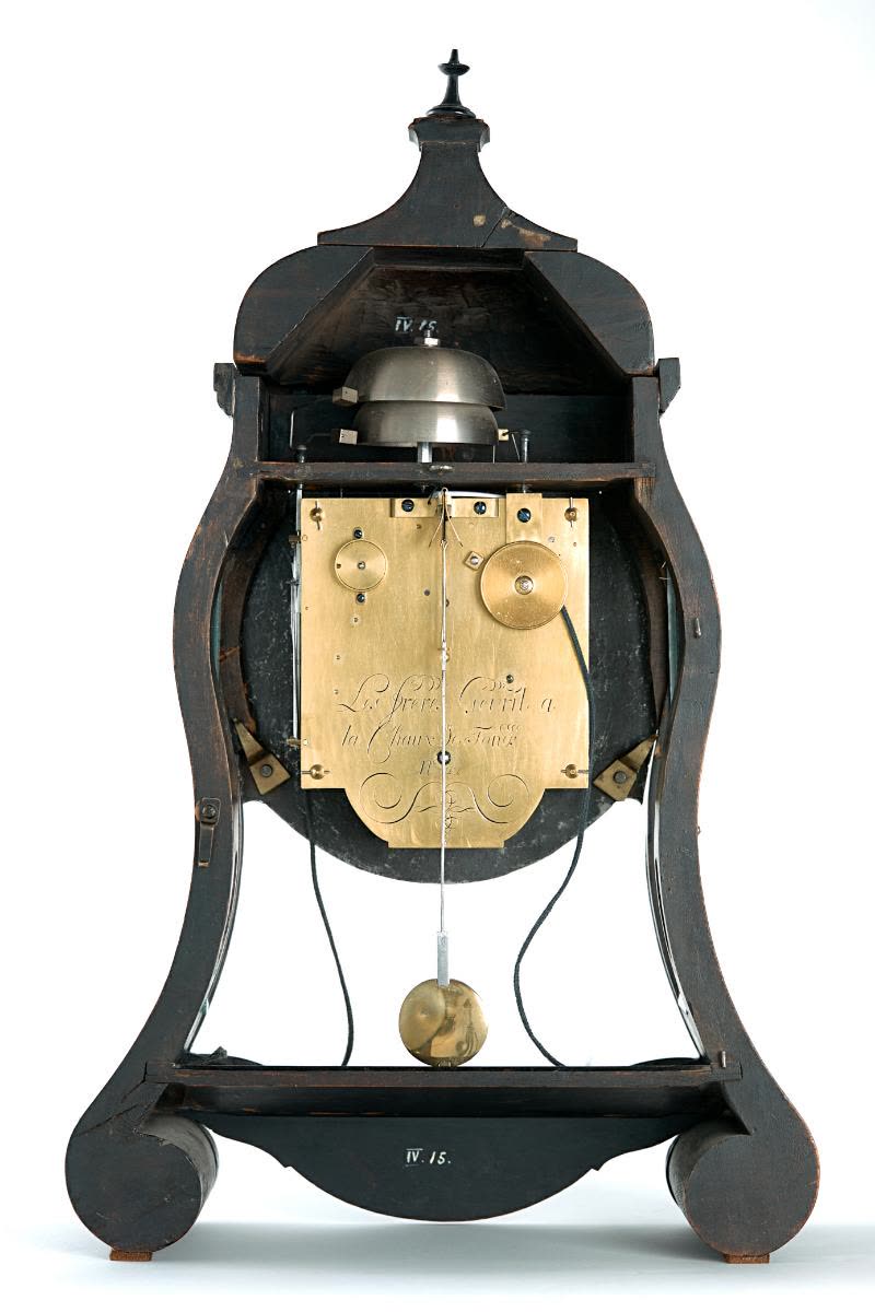 The curved blackened wood case has two round feet with applique rosettes decorated with flowers and leaves (MIH IV-15)