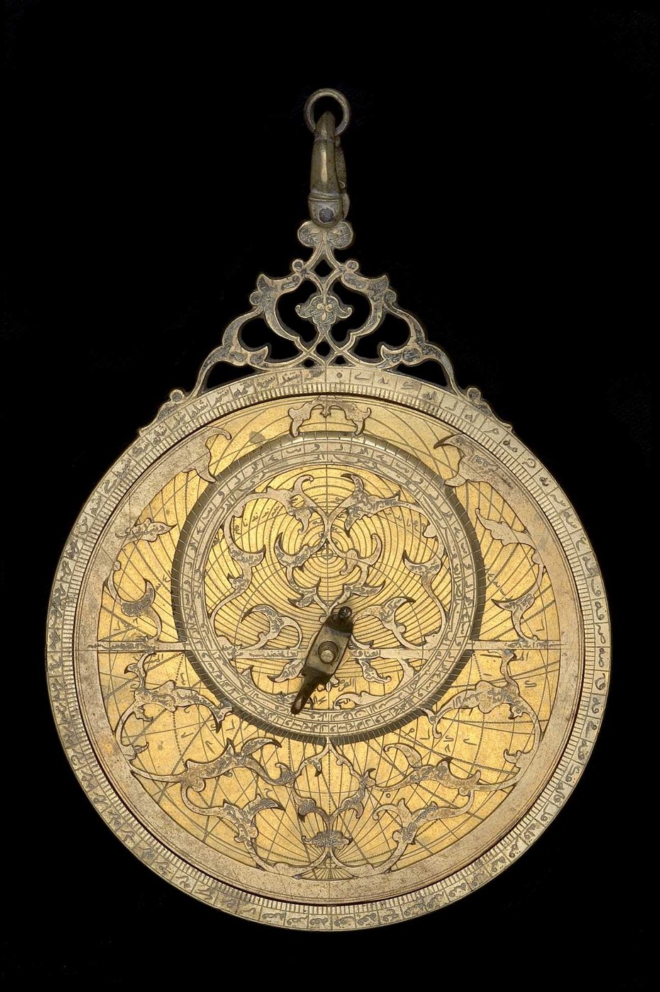 The rete and throne of the brass astrolabe (inventory 37530) featuring foliate pointers.