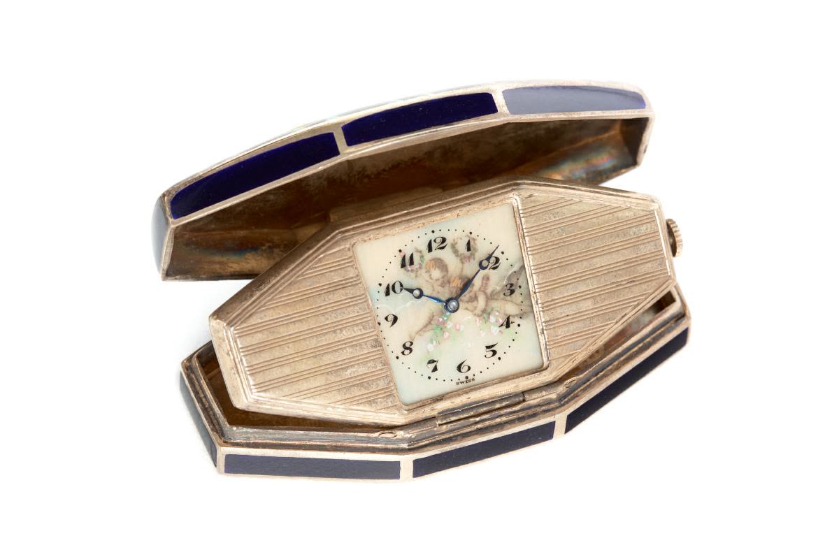 The elongated octogonal case, in gold-plated silver, is covered with (MIH I-2466)
