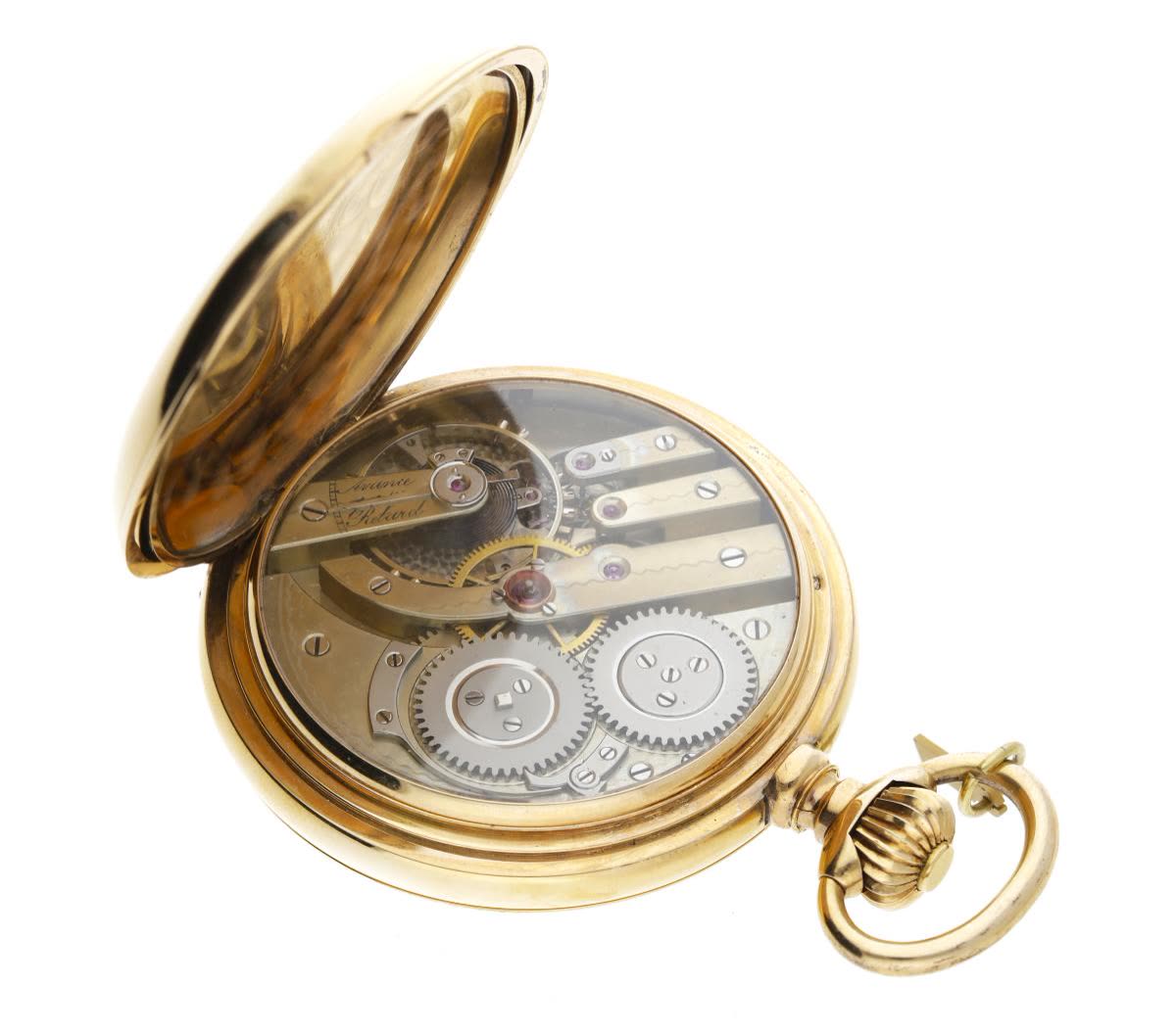 The polished gold hunter case has two glazed bezels (MIH I-360)
