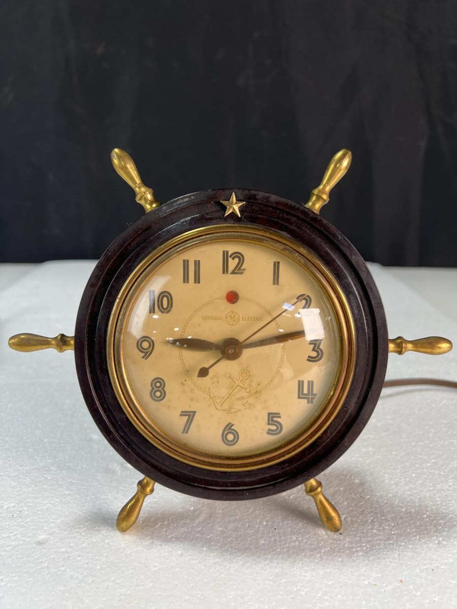 Front view of General Electric model 3898 nautical ship's wheel table clock