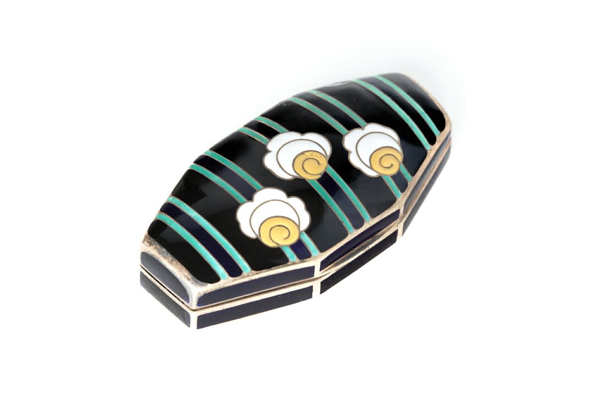 The elongated octogonal case, in gold-plated silver, is covered with (MIH I-2466)